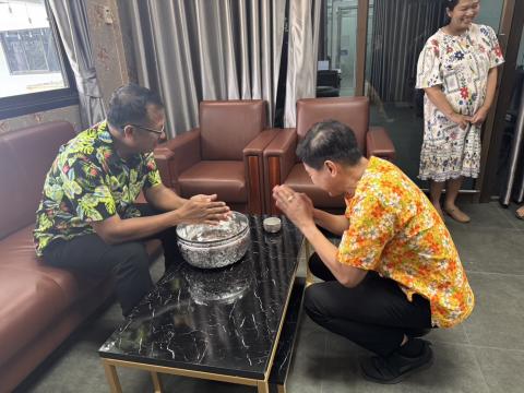 ขอพรรดน้ำดำหัวนายอำเภอบึงสามพัน