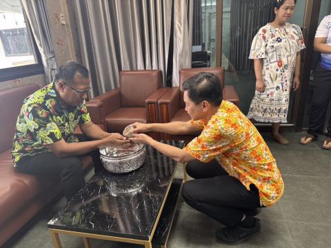 ขอพรรดน้ำดำหัวนายอำเภอบึงสามพัน