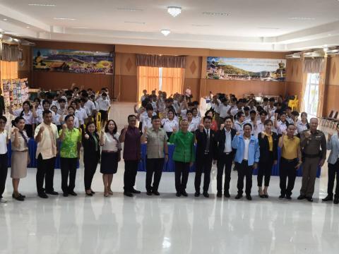 ร่วมพิธีเปิดต่อต้านยาเสพติดในสถานศึกษา