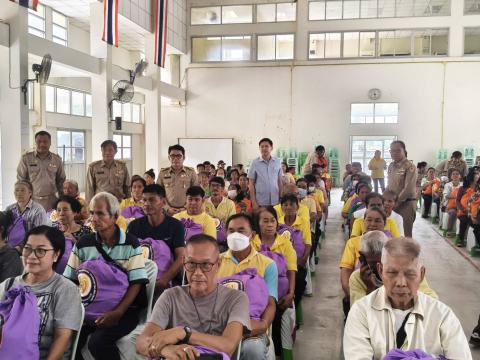 มอบถุงยังชีพ