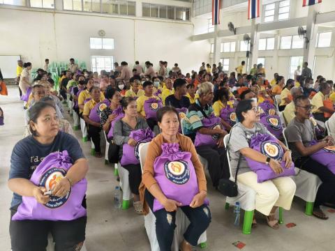 มอบถุงยังชีพ