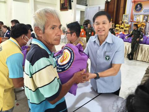 มอบถุงยังชีพ